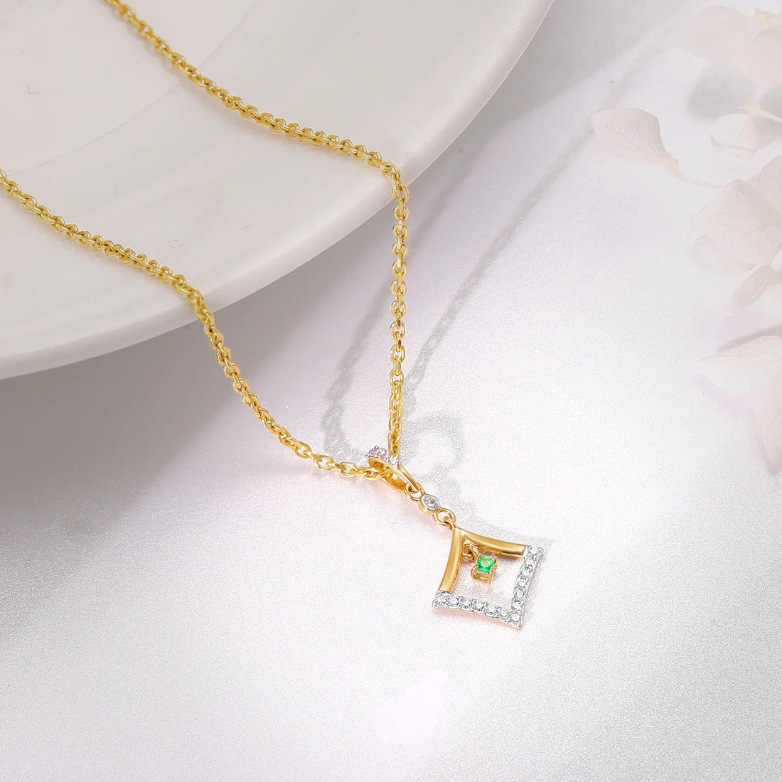 gold quadrilateral shine diamond pendant