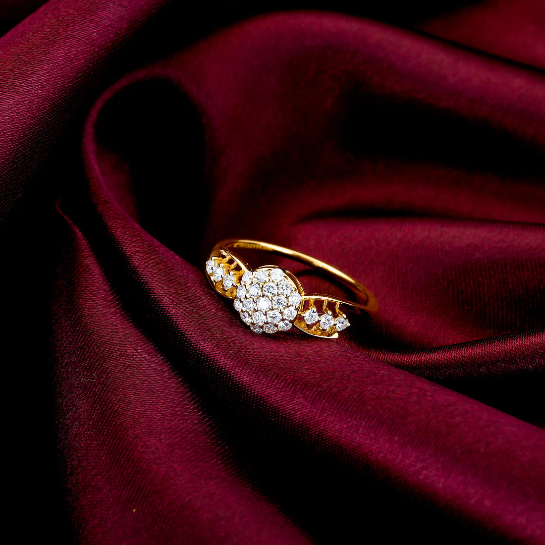 gold shining cluster diamond ring